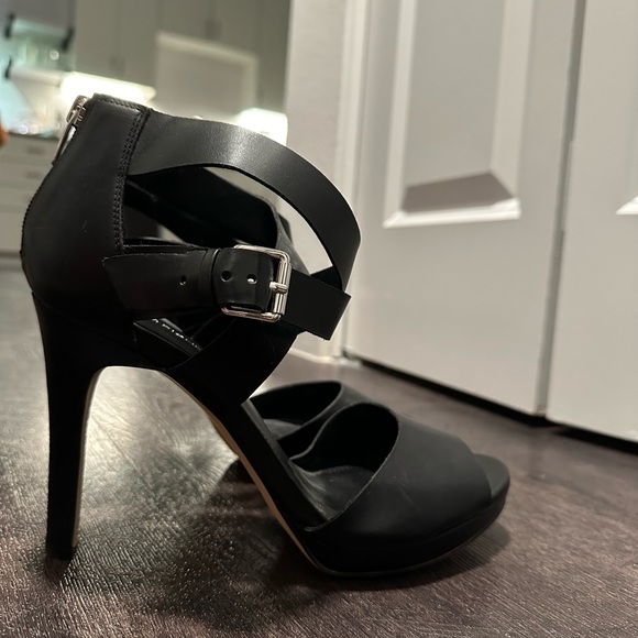 Marc Fisher Heels Never worn - Picture 3 of 4